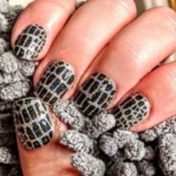 Color Street Nail Strips 🐍Hiss and Make Up💅 - Picture 1 of 6